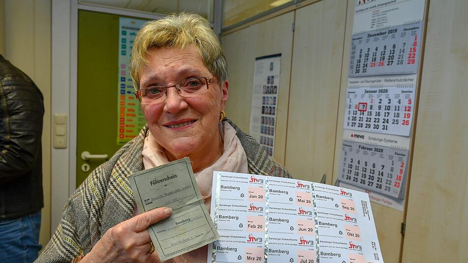 Roswitha Wagner war die erste, die ihren F&uuml;hrerschein abgegeben hat und daf&uuml;r ein Jahr kostenlos in Bamberg den Bus nutzen darf. Foto: Ronald Rinklef