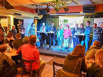 Rede und Antwort standen die OB-Kandidaten den Besuchern im "Immer hin". Foto: Ronald Rinklef