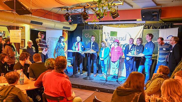 Rede und Antwort standen die OB-Kandidaten den Besuchern im "Immer hin". Foto: Ronald Rinklef