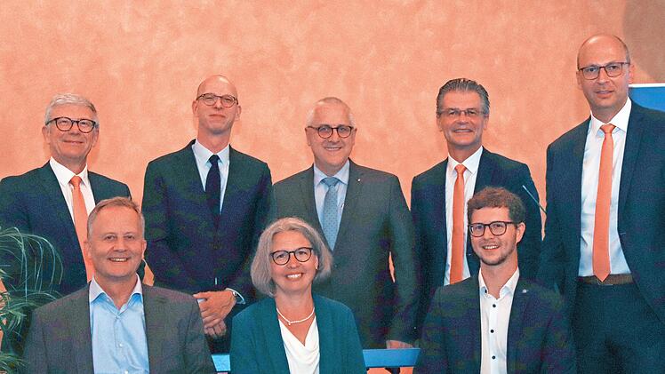 Vorstandsmitglied Jürgen Klubertanz (hintere Reihe von links), Wirtschaftsprüfer des Genossenschaftsverbandes Bayern e.V. Dr. Malte Klein, wiedergewähltes Aufsichtsratsmitglied Karl-Heinz Thiele, Vorstandsmitglied Michael Kaiser und Vorstandssprec...