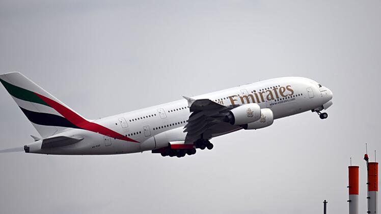 Ein Airbus A380 der Fluggesellschaft Emirates startet