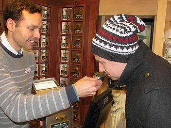 Stefan Büttner lässt seinen Kunden Renato Pasalic schnuppern: Hochwertiger Tee aus Japan ist dem jungen Bamberger nicht zu teuer. Er freut sich, im neuen Teeladen an der Langen Straße jene Spezialitäten zu finden, die er bisher nur in Berlin und Nürnberg aufgespürt hat.  Fotos: Werner Baier