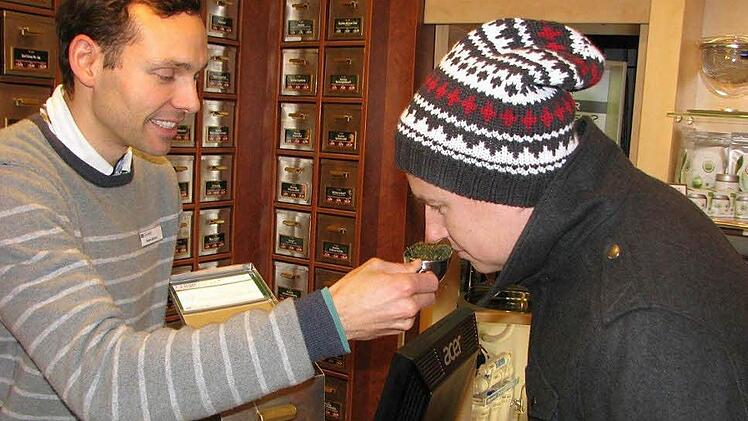 Stefan Büttner lässt seinen Kunden Renato Pasalic schnuppern: Hochwertiger Tee aus Japan ist dem jungen Bamberger nicht zu teuer. Er freut sich, im neuen Teeladen an der Langen Straße jene Spezialitäten zu finden, die er bisher nur in Berlin und Nürnberg aufgespürt hat.  Fotos: Werner Baier