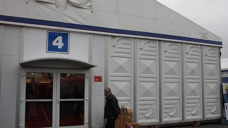 Sollten die Täter die Halle betreten haben, könnten sie diese über den Ausgang verlassen haben. Von innen sind die Türen aus Sicherheitsgründen immer zu öffnen.