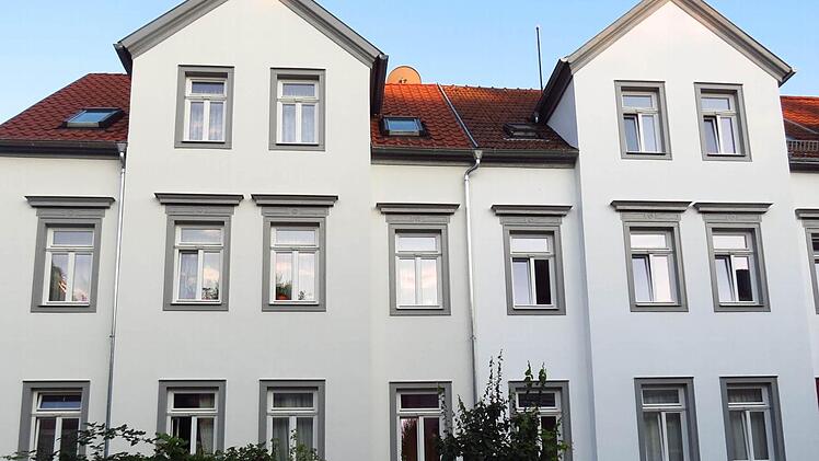 Die Fassade des Doppelhauses mit den Nummern 9 und 11 konnte dank der Unterstützung von Stadtbild Coburg vorbildlich saniert werden.  Fotos: Helke Renner