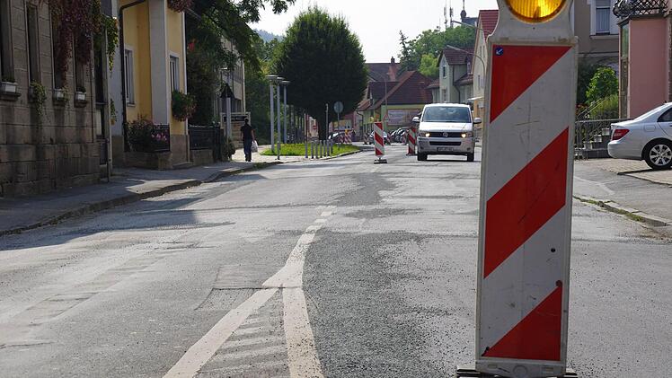 Die Asphaltierungsarbeiten in der Kulmbacher Straße in Kronach sind abgeschlossen. Heute folgen noch Nacharbeiten. Foto: Marco Meißner