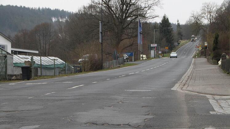 Die Straße am Hammelburger Berg in Bad Brückenau müsste dringend saniert werden. Foto: Ulrike Müller