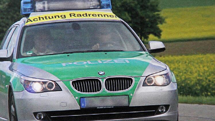 So ist das Führungsfahrzeug der Polizei gekennzeichnet.