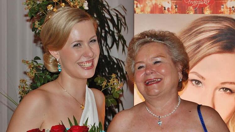 50 Jahre liegen dazwischen: Die Rosenkönigin 2015, Franziska Dees aus Nüdlingen, mit Brigitte Eckelt aus Goslar, Rosenkönigin von 1965