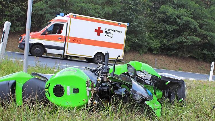 Das Motorrad landete im Grünstreifen. Foto: Andreas Dorsch