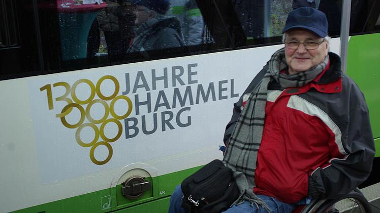 Auch der Behindertenbeauftragte der Stadt, Uwe Schmitt, begrüßte den moderaten Schienenbetrieb durch die Erfurter Bahn, die jetzt auch Werbeträger für das Stadtjubiläum ist.  Foto: Winfried Ehling