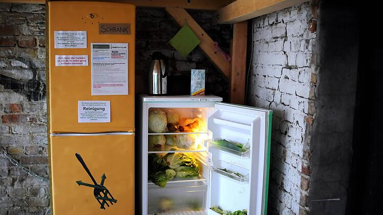 ARCHIV - Ein &ouml;ffentlicher K&uuml;hlschrank steht am 22.10.2014 in einem Fahrradunterstand in der Malm&ouml;erstra&szlig;e in Berlin. Foto: Britta Pedersen/dpa