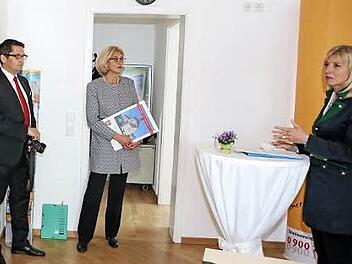 Ministerin Ulrike Scharf (r.) in der Verbraucherzentrale Foto: RiegerPress