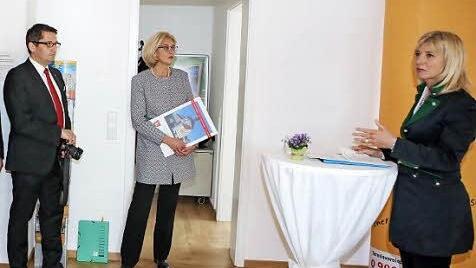 Ministerin Ulrike Scharf (r.) in der Verbraucherzentrale Foto: RiegerPress