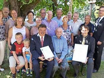 Jubilar Melchior Göldel (sitzend) mit Landrat Klaus Peter Söllner und Bürgermeister Roland Wolfrum im Kreise der Familie und eines Teils der Gratulanten  Foto: Klaus-Peter Wulf
