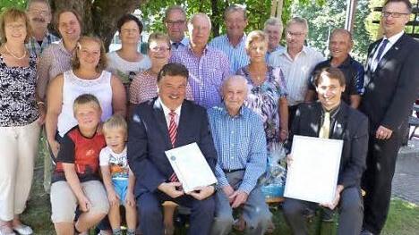 Jubilar Melchior Göldel (sitzend) mit Landrat Klaus Peter Söllner und Bürgermeister Roland Wolfrum im Kreise der Familie und eines Teils der Gratulanten  Foto: Klaus-Peter Wulf