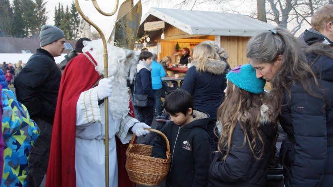 Auch der Nikolaus war zu Gast beim Großwenkheimer Weihnachtsmarkt. Foto: Anton Then