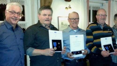 KOB-Geschäftsführer Klaus Schubert (links) und (von rechts) Rudi Diller, Michael Schaupp und Armin Kuchenbrod bei der Verleihung der IRU-Ehrendiplome. Foto: Verena Schubert