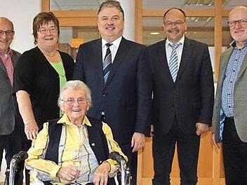 Unser Bild zeigt die Jubilarin Gertrud Ronicke (sitzend) zusammen mit den Gratulanten (von links) Einrichtungsleiter Matthias Hoderlein, Gemeinderätin Brigitte Soziaghi, Landrat Klaus Peter Söllner sowie Awo-Geschäftsführer Altenhilfe Peter Konrad und Günther Schölzky.  Foto: Klaus-Peter Wulf