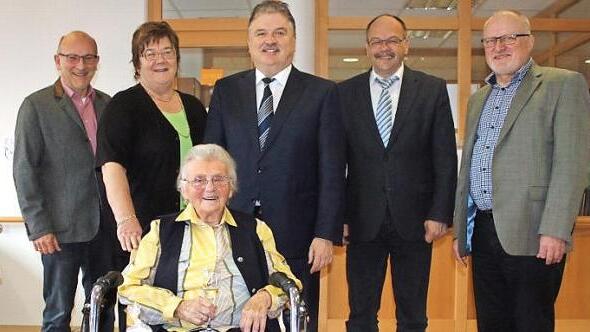 Unser Bild zeigt die Jubilarin Gertrud Ronicke (sitzend) zusammen mit den Gratulanten (von links) Einrichtungsleiter Matthias Hoderlein, Gemeinderätin Brigitte Soziaghi, Landrat Klaus Peter Söllner sowie Awo-Geschäftsführer Altenhilfe Peter Konrad und Günther Schölzky.  Foto: Klaus-Peter Wulf