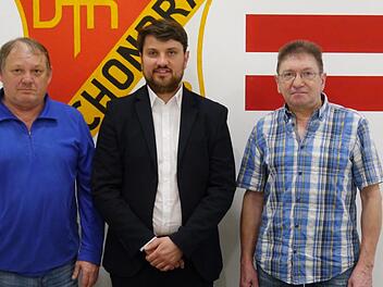 Zwei verdiente Funktionsträger verabschiedete Vorstand Michael Schröter (Mitte) bei der Jahreshauptversammlung der DJK. Hartwig Turber (rechts) war seit ihrer Gründung im Jahre 1991 Leiter der Tennis-Abteilung, 22 Jahre hat Manfred Müller (Leggie) zuverlässig das Amt des Platzkassiers ausgeübt. Foto: Oswald Türbl
