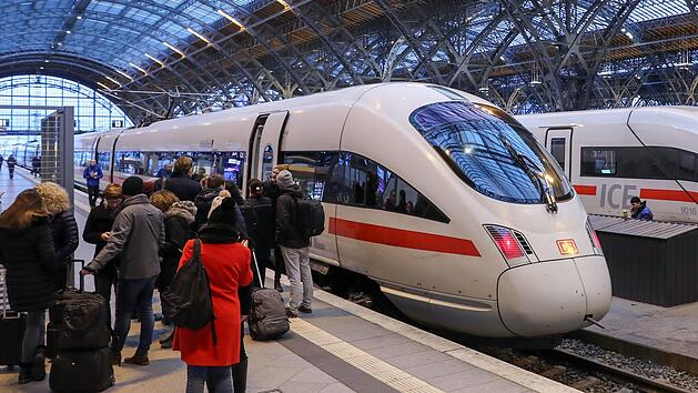 Eine digitales Ampelsystem soll die Auslastung f&uuml;r jeden einzelnen Fernverkehrszug anzeigen. Foto: Jan Woitas/dpa