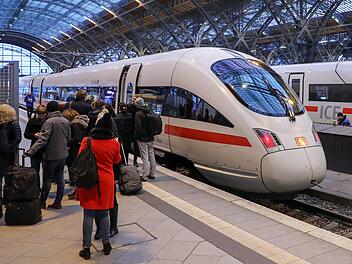 Eine digitales Ampelsystem soll die Auslastung für jeden einzelnen Fernverkehrszug anzeigen. Foto: Jan Woitas/dpa