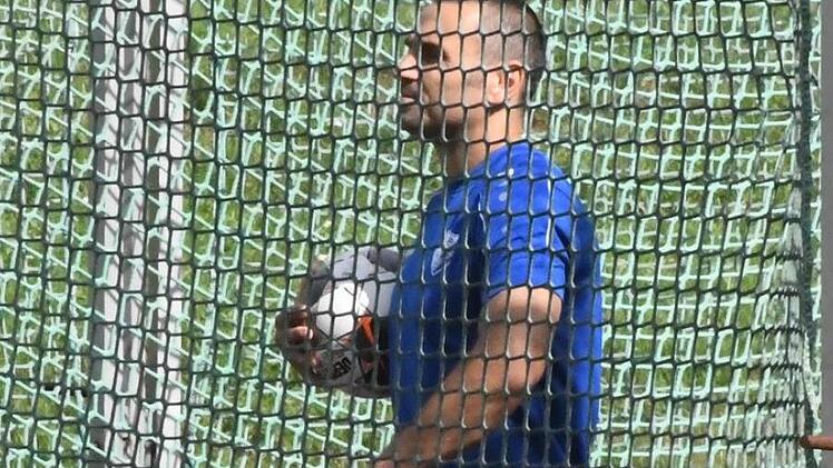 Netzwerker wider Willen II: Beim 1:2  des FC 06 Bad Kissingen gegen den TSV Forst flog das Leder auch in den Leichtathletik-Ring. Foto: Hopf