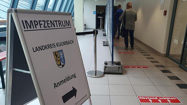 Es l&auml;uft im Kulmbacher Impfzentrum. Mittlerweile k&ouml;nnen viele Termine ausgemacht werden, geimpft wird derzeit die Priorisierungsgruppe III. Foto: Christine Fischer