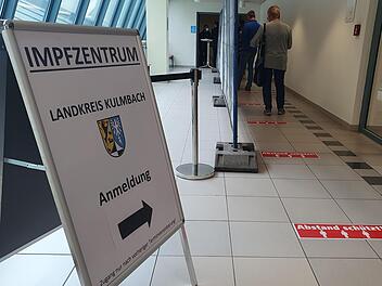 Es läuft im Kulmbacher Impfzentrum. Mittlerweile können viele Termine ausgemacht werden, geimpft wird derzeit die Priorisierungsgruppe III. Foto: Christine Fischer