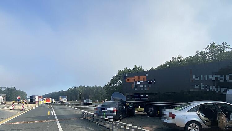 11 Verletzte bei Unfall auf der Autobahn: Lastwagen bricht durch die Mittelleitplanke