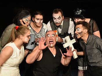 Dorfrichter Adam (Frank "Frecko" Schott) gerät in Bedrängnis; v.l. Linda Schneider, Evi Appoldt, Silvia Canola-Haußner, Gerd Kammerer, Magdalena Simbürger, Jakob Wenz - Foto Uschi Prawitz