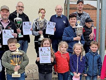 Pokale gab es f&uuml;r die Gruppen, die die meisten Wanderer an den Start brachten.