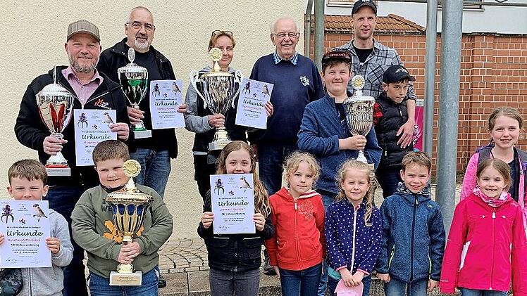 Pokale gab es f&uuml;r die Gruppen, die die meisten Wanderer an den Start brachten.