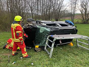 Neuselingsbach: Opel durchbricht Leitplanke &ndash; Crash-Rettung nach schwerem Unfall auf Staatsstra&szlig;e 2255