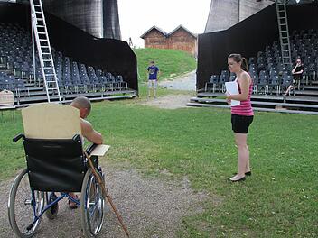 Sven Schenke und Ida Engelhardt proben eine Szene im Stück "Der eingebildete Kranke".  Fotos: Vanessa Schneider