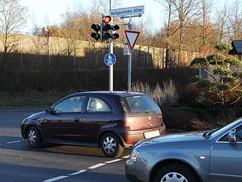 Plötzlich war alles anders: Statt dem Grünpfeil-Schild regelt jetzt eine Grünpfeil-Ampel den Verkehr an der Heiligenfelder Allee. Mehr oder weniger gut. Foto: Carmen Schmitt