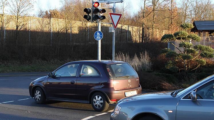 Plötzlich war alles anders: Statt dem Grünpfeil-Schild regelt jetzt eine Grünpfeil-Ampel den Verkehr an der Heiligenfelder Allee. Mehr oder weniger gut. Foto: Carmen Schmitt