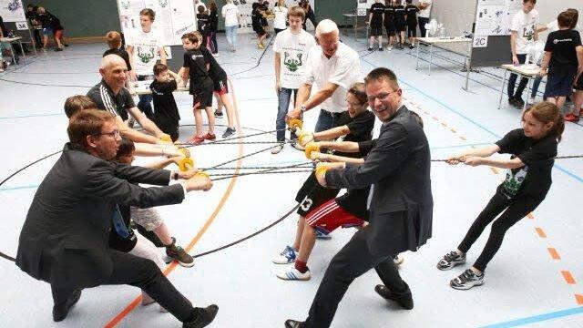 Die elfjährige Chloe (re) schafft es, dank eines Flaschenzugs, alle anderen aus dem Gleichgewicht zu bringen.