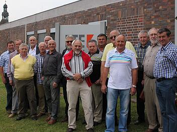 Die Lehrlingge von einst (hinten von links): HansKrell, Wernfred Ziener, Rudolf Krapp, Ernst Göttlicher, Bernd Mann (als "Gast", er hatte 1966 mit der Ausbildung begonnen), Werner Andritschke, Otto Ankenbrand, Eberhard Meißner sowie (vorne): Herbert Schineller, Manfred Gütlein, Berthold Heppt, Gerhard Kirchner, Dieter Olbrich, Siegfried Gromhaus, Alexander Roger und Dieter Clopik.  Foto: Katharina Becht