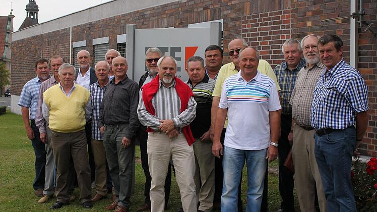 Die Lehrlingge von einst (hinten von links): HansKrell, Wernfred Ziener, Rudolf Krapp, Ernst Göttlicher, Bernd Mann (als "Gast", er hatte 1966 mit der Ausbildung begonnen), Werner Andritschke, Otto Ankenbrand, Eberhard Meißner sowie (vorne): Herbert Schineller, Manfred Gütlein, Berthold Heppt, Gerhard Kirchner, Dieter Olbrich, Siegfried Gromhaus, Alexander Roger und Dieter Clopik.  Foto: Katharina Becht