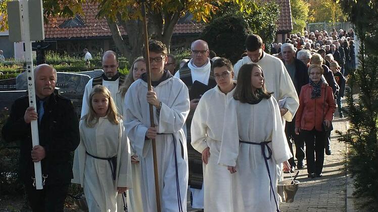 Friedhofsgang an Allerheiligen  Foto: Manfred Welker