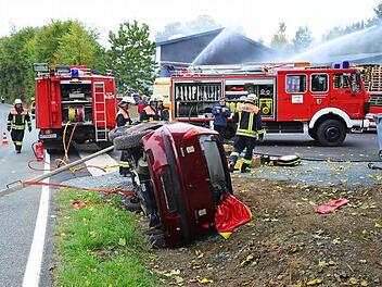 Bei der Großübung der Feuerwehren der Großgemeinde Steinwiesen und dem Roten Kreuz wurde in Nurn auch ein Verkehrsunfall ins Geschehen mit einbezogen.