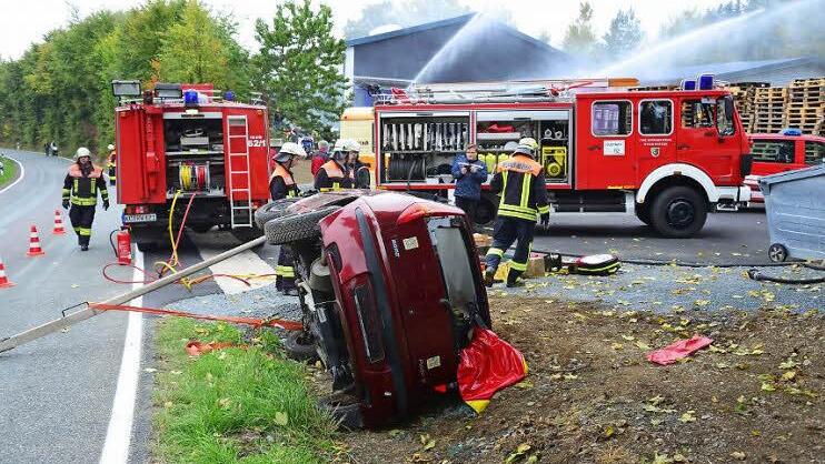 Bei der Großübung der Feuerwehren der Großgemeinde Steinwiesen und dem Roten Kreuz wurde in Nurn auch ein Verkehrsunfall ins Geschehen mit einbezogen.