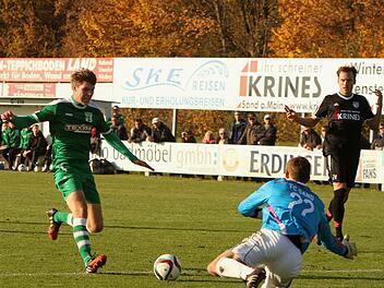 Ein gutes Stellungsspiel zeigt hier der Sander Keeper Simon Mai, der weit aus seinem Tor ist und den Schuss des Großbardorfer Simon Snaschel mit einer tollen Parade abwehrt; rechts Markus Schnitzer. Fotos: Günther Geiling