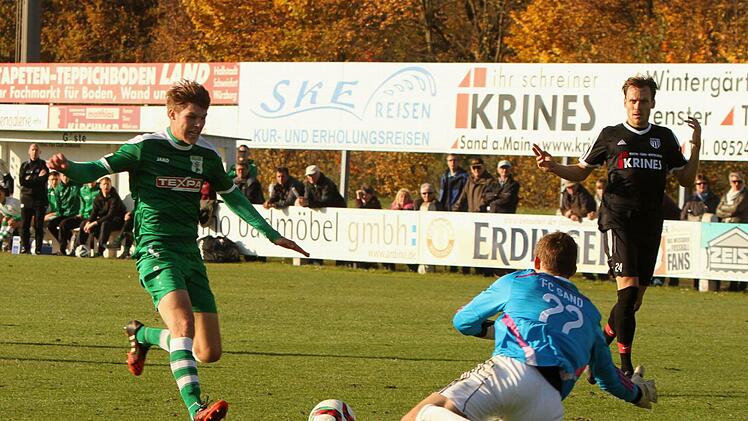 Ein gutes Stellungsspiel zeigt hier der Sander Keeper Simon Mai, der weit aus seinem Tor ist und den Schuss des Großbardorfer Simon Snaschel mit einer tollen Parade abwehrt; rechts Markus Schnitzer. Fotos: Günther Geiling