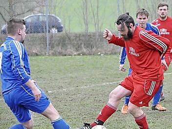 Im letzten Test vor dem ersten Pflichtspiel 2016 setzte sich der TSV Ludwigsstadt mit Sven Nikolajew (links) und dem zweifachen Torsch&uuml;tzen Florian Fischbach (verdeckt) mit 5:0 gegen den FC Hirschfeld durch. Das Spiel fand auf dem Ausweichplatz des FC Burggrub statt. Foto: Herbert Kalb
