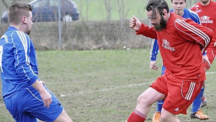 Im letzten Test vor dem ersten Pflichtspiel 2016 setzte sich der TSV Ludwigsstadt mit Sven Nikolajew (links) und dem zweifachen Torsch&uuml;tzen Florian Fischbach (verdeckt) mit 5:0 gegen den FC Hirschfeld durch. Das Spiel fand auf dem Ausweichplatz des FC Burggrub statt. Foto: Herbert Kalb
