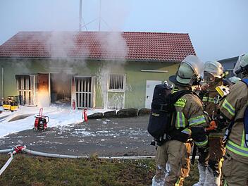 Viele Atemschutzträger waren vonnöten, um das Feuer in der Heizzentrale zu löschen.Foto: Ralf Kestel