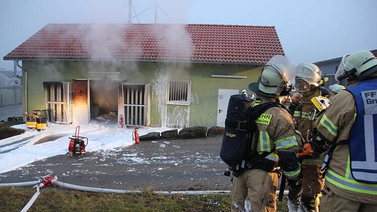 Viele Atemschutzträger waren vonnöten, um das Feuer in der Heizzentrale zu löschen.Foto: Ralf Kestel